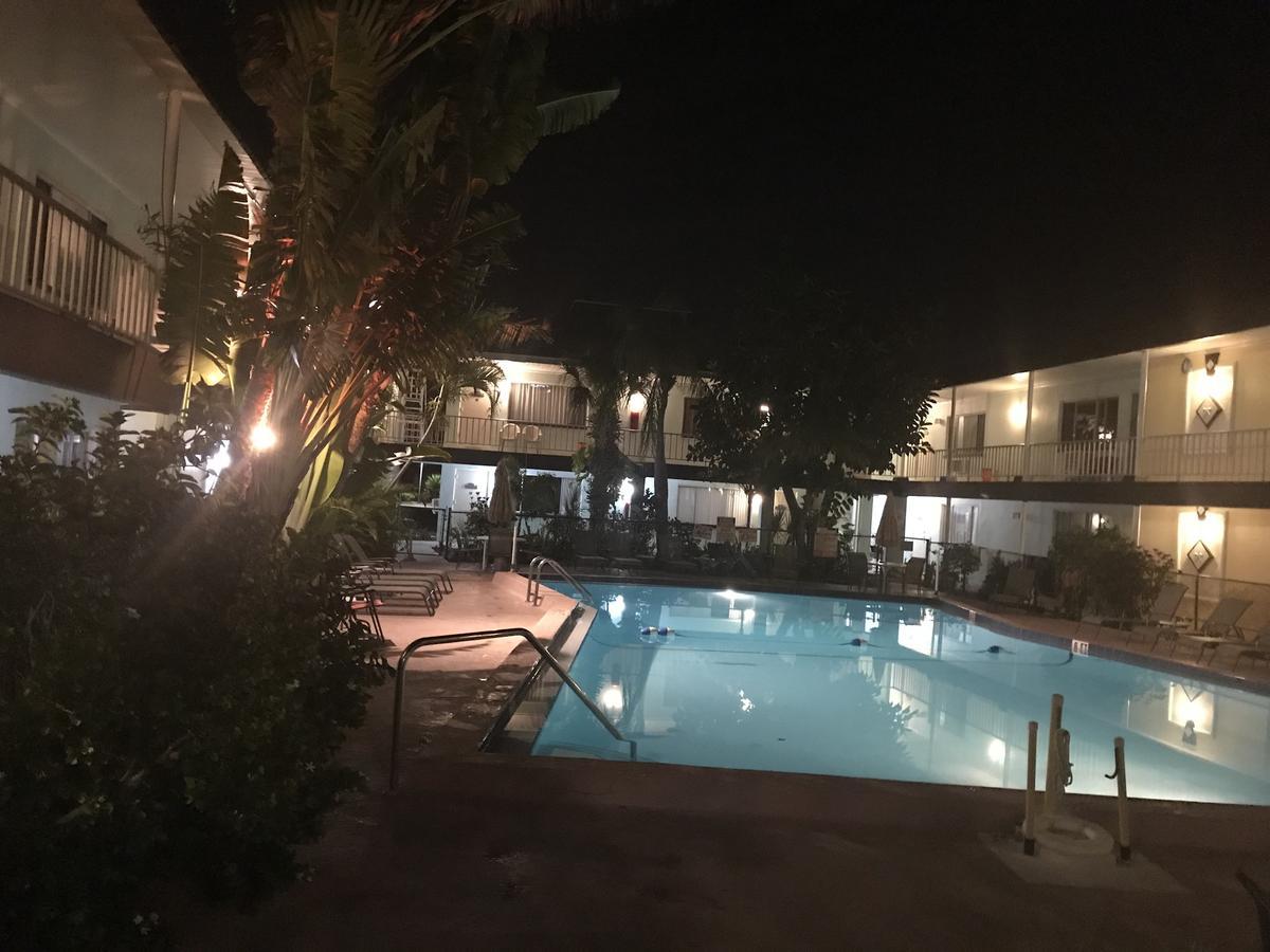 Island House Resort Hotel St. Pete Beach Bagian luar foto