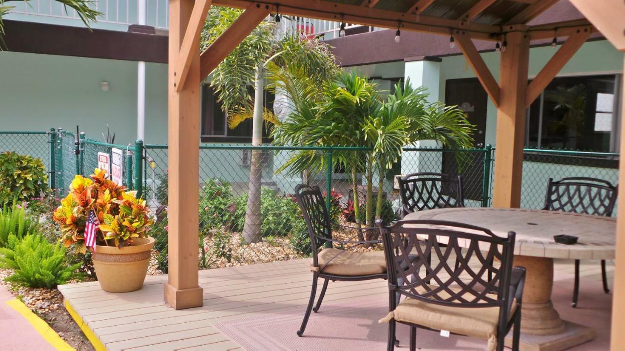 Island House Resort Hotel St. Pete Beach Bagian luar foto